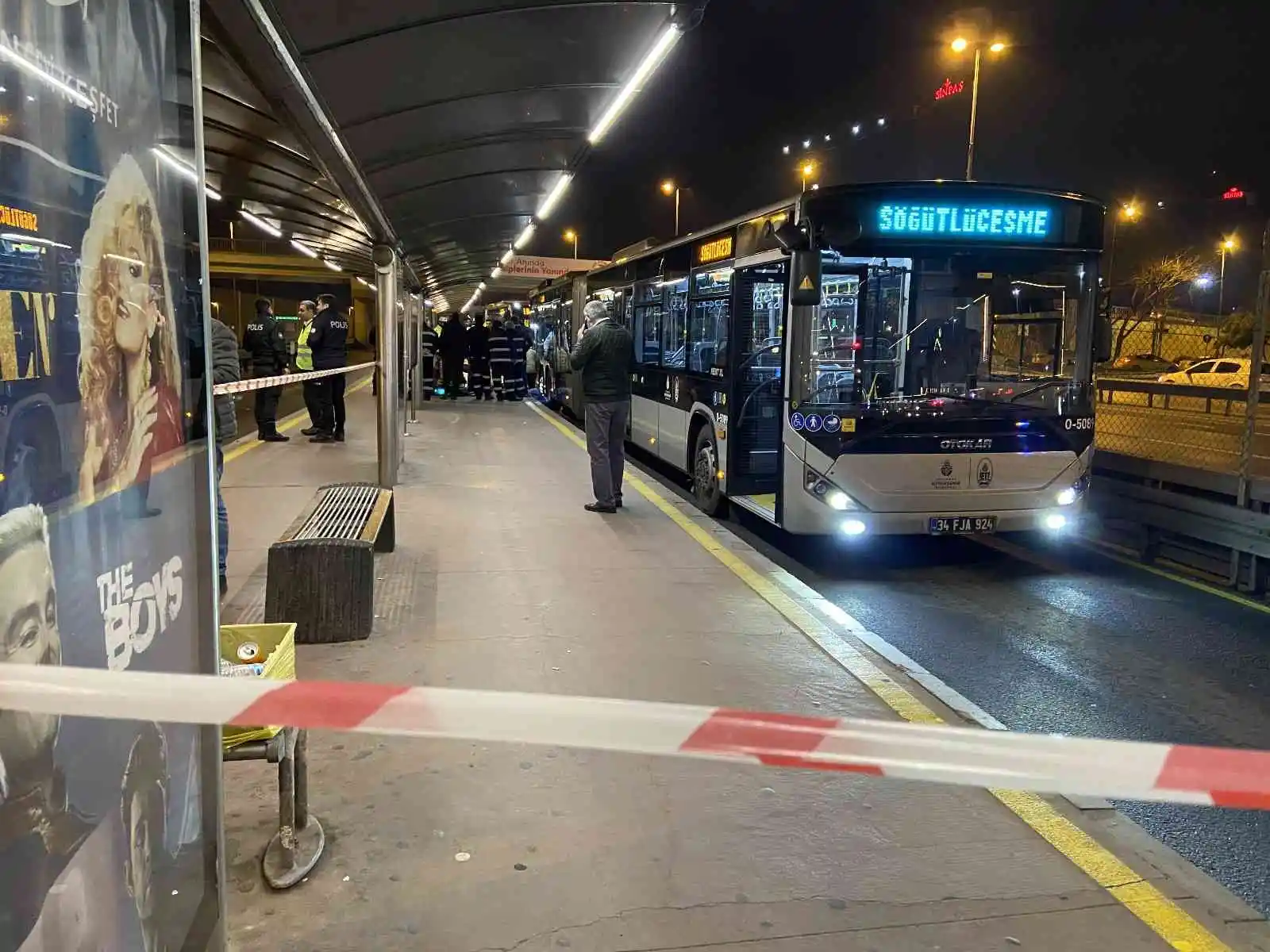 Sefaköy Metrobüs Durağı’nda metrobüsün altında kalan bir kişi hayatını kaybetti