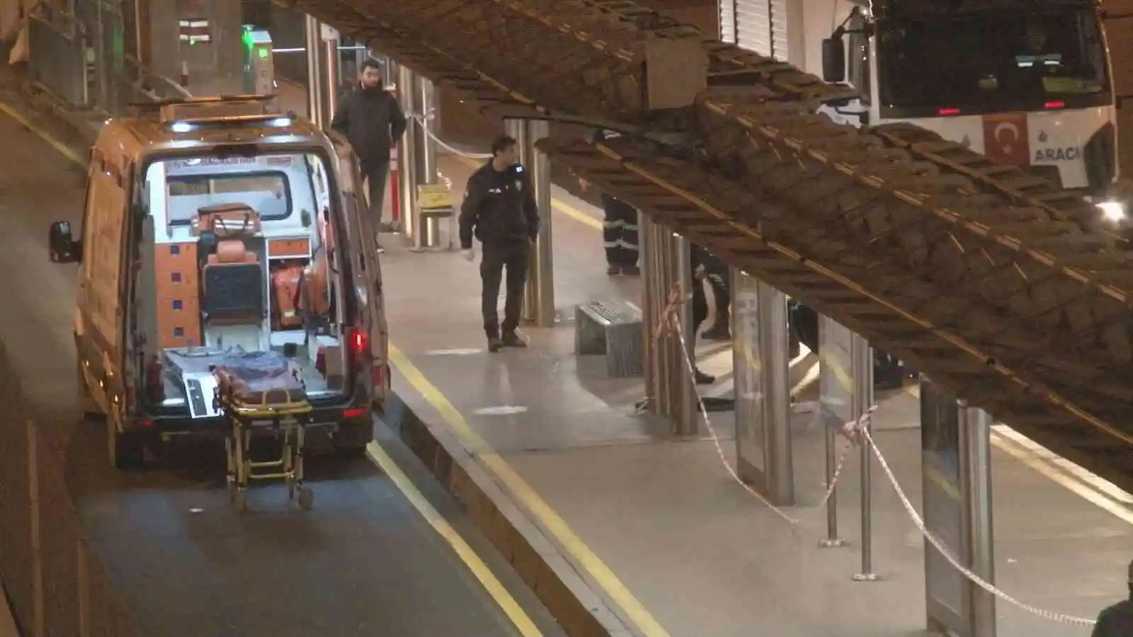 Sefaköy Metrobüs Durağı’nda metrobüsün altında kalan bir kişi hayatını kaybetti