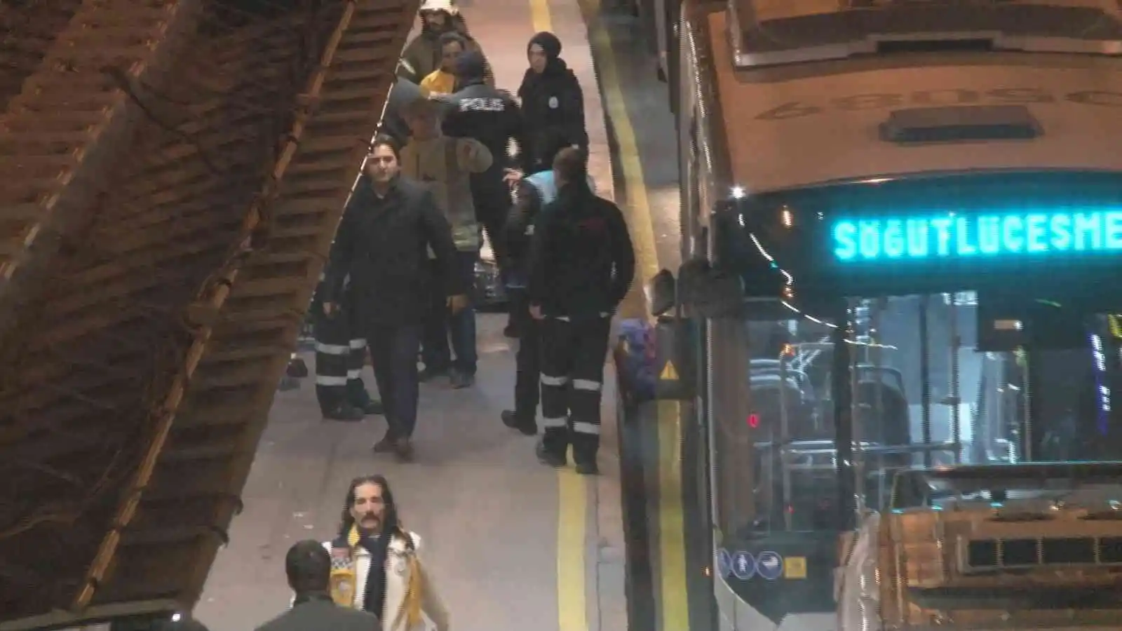 Sefaköy Metrobüs Durağı’nda metrobüsün altında kalan bir kişi hayatını kaybetti