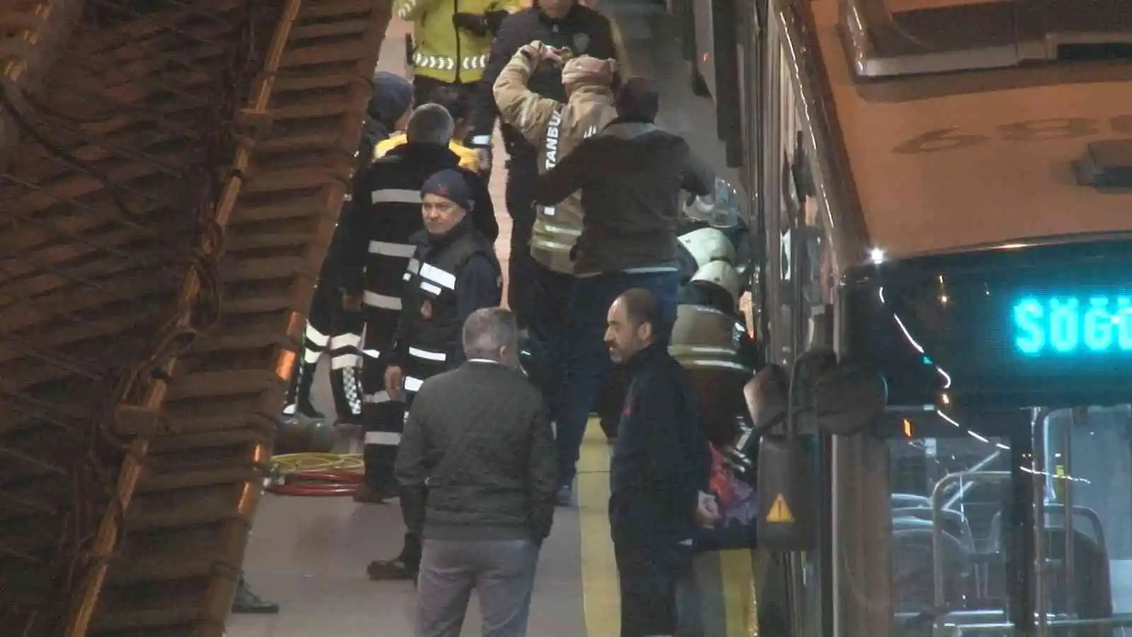 Sefaköy Metrobüs Durağı’nda metrobüsün altında kalan bir kişi hayatını kaybetti
