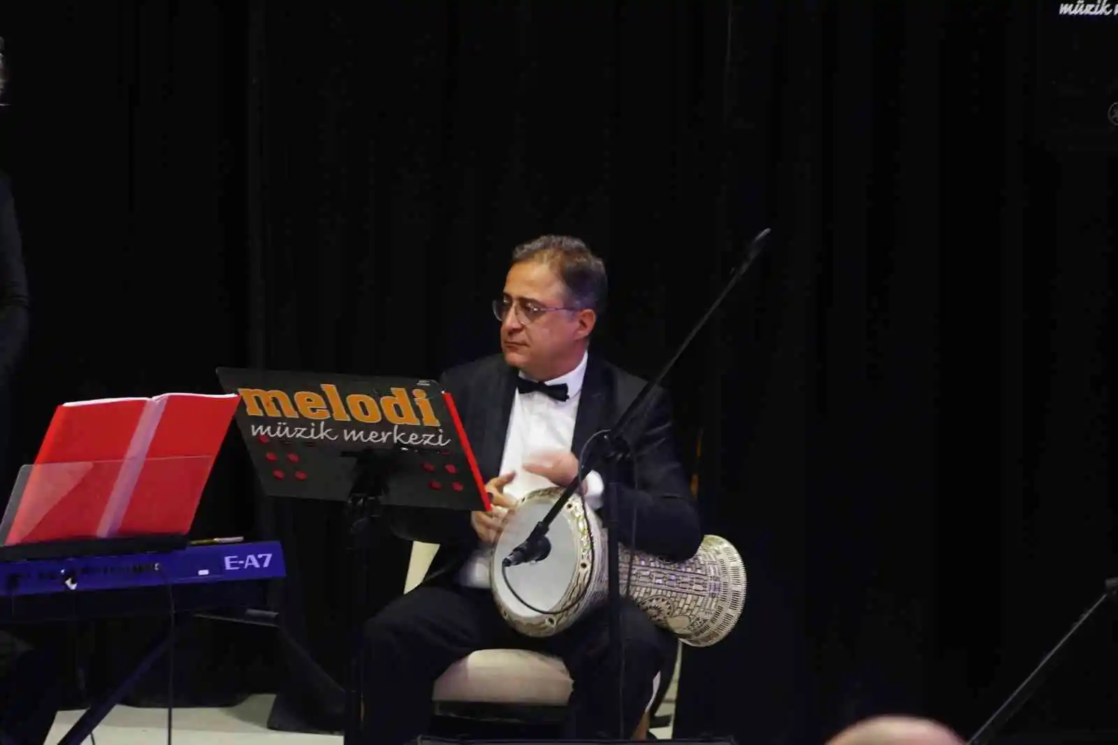 Şehr-i Dilara Müzik Topluluğu söylediği şarkılarla unutulmaz bir gece yaşattı