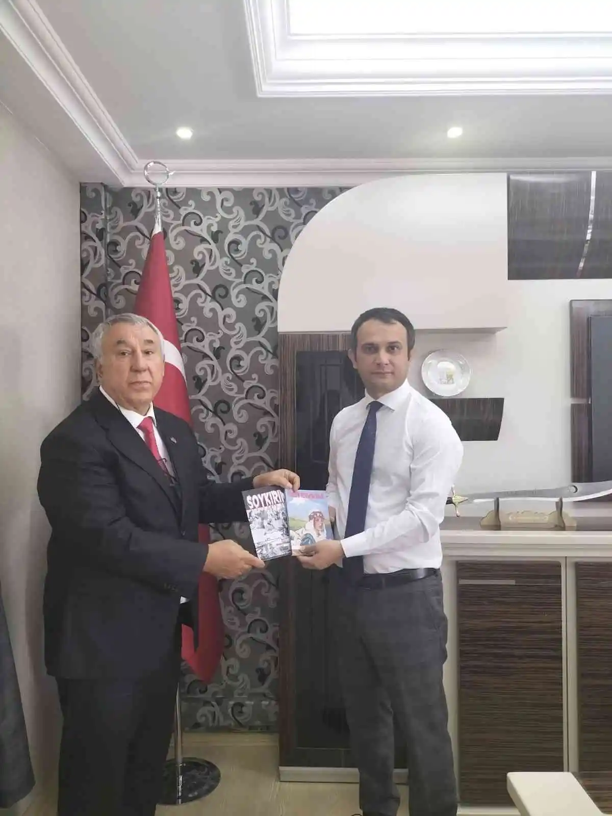 Serdar Ünsal "Yüreğim İrevan'da Kaldı "romanını Vali Yardımcısı Abdulkadir Şahin'e hediye etti
