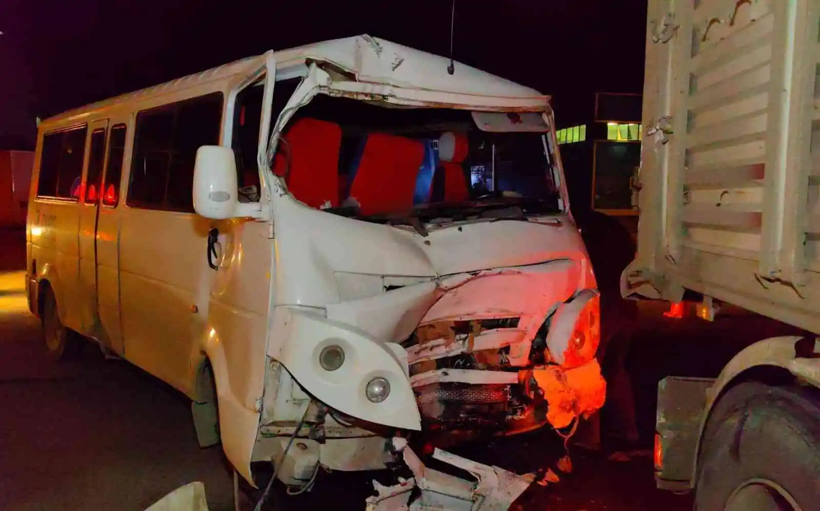 Servis minibüsü tıra çarptı: 6 yaralı