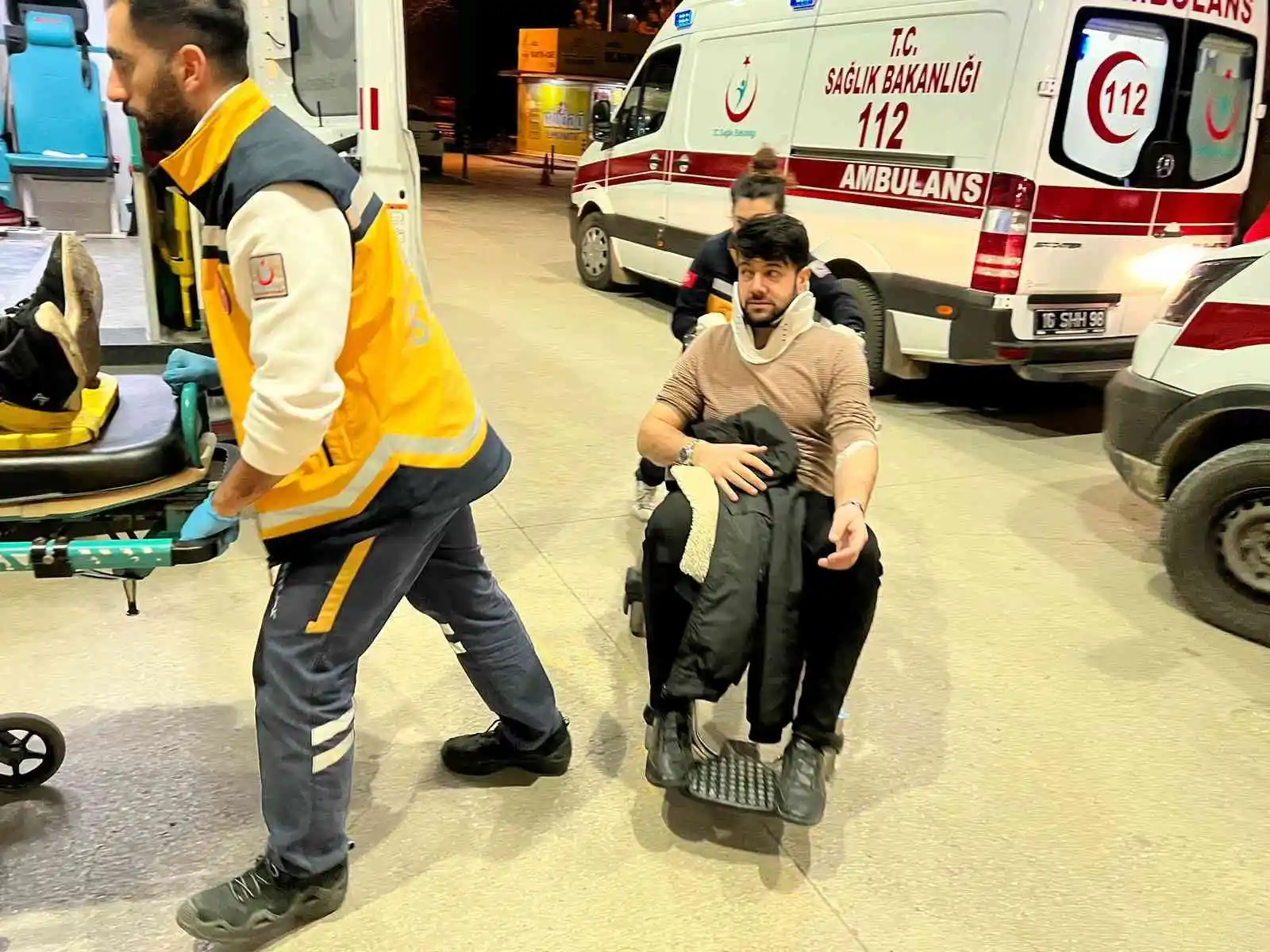 Servis minibüsü tıra çarptı: 6 yaralı