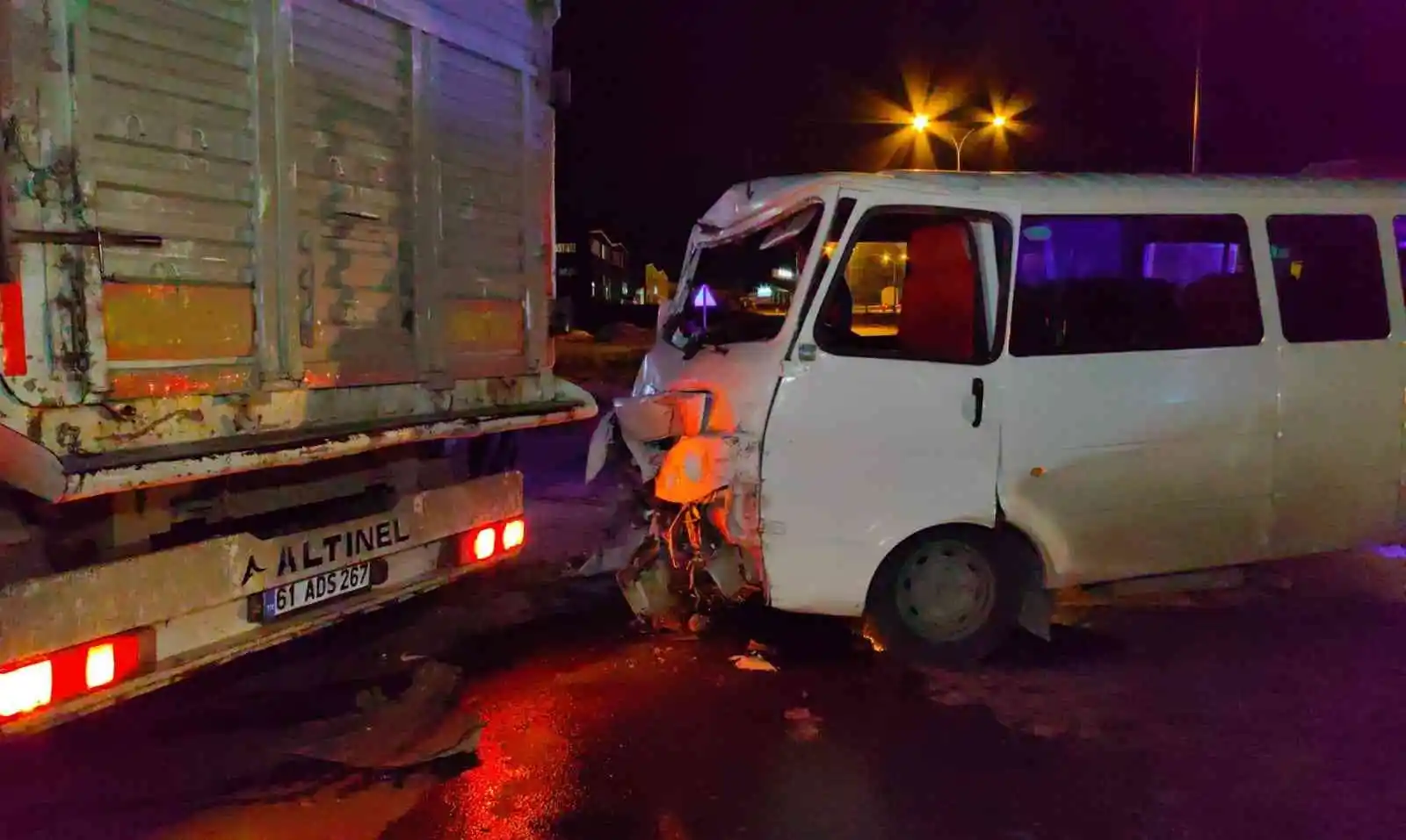 Servis minibüsü tıra çarptı: 6 yaralı