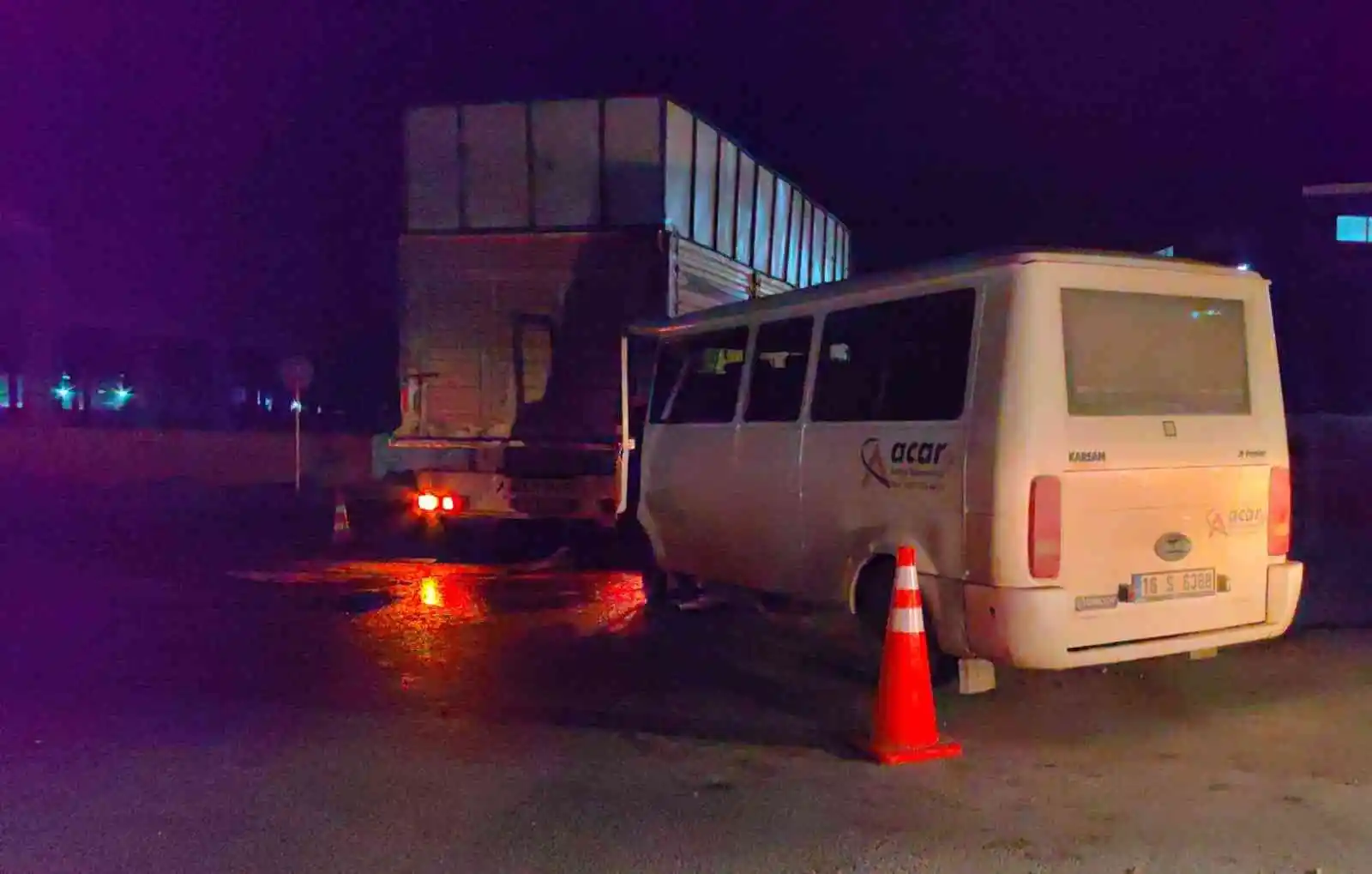 Servis minibüsü tıra çarptı: 6 yaralı