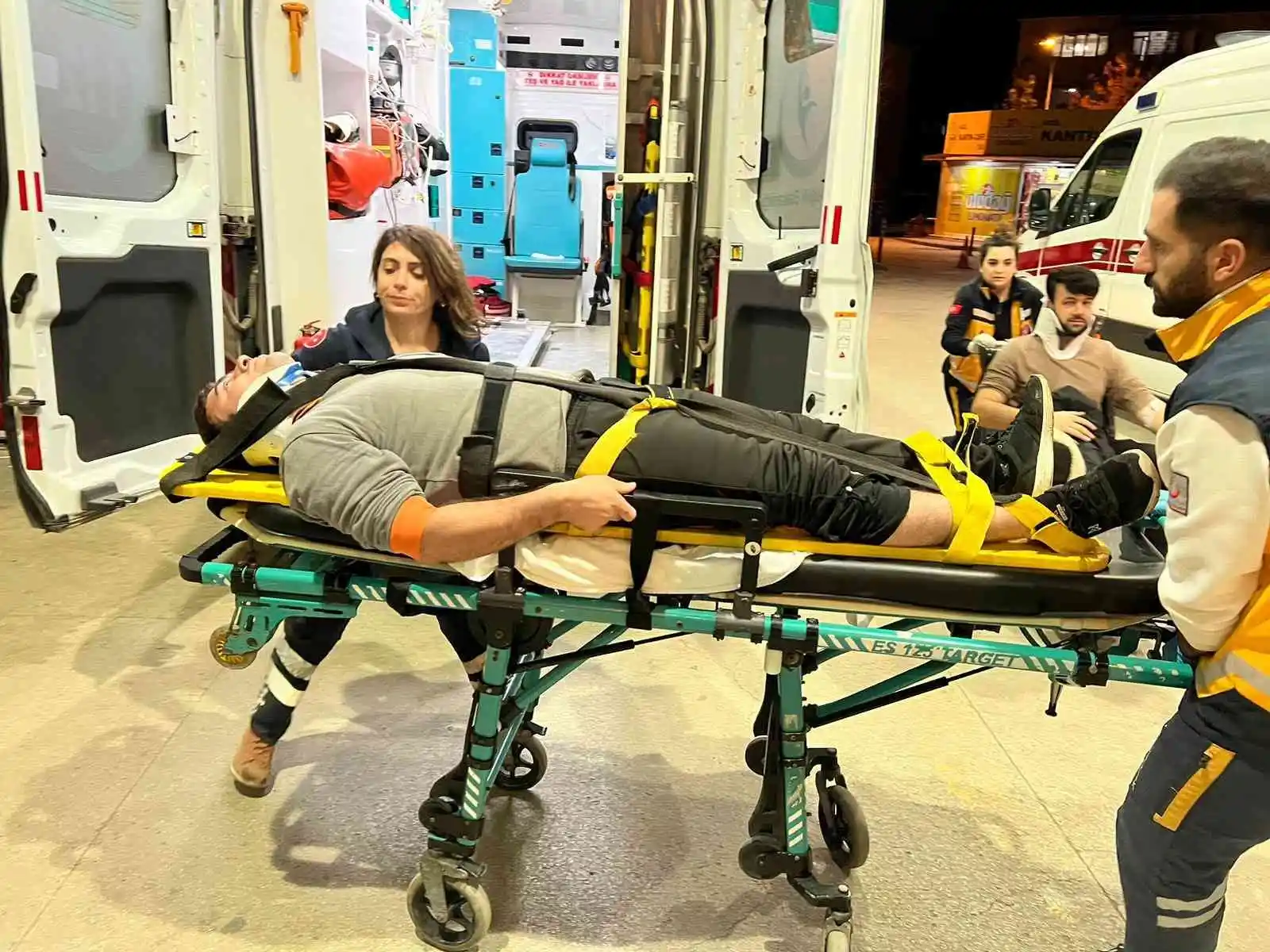 Servis minibüsü tıra çarptı: 6 yaralı