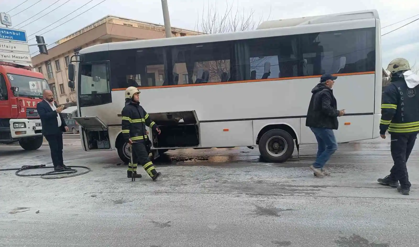 Seyir halindeki minibüsün altından alevler yükseldi