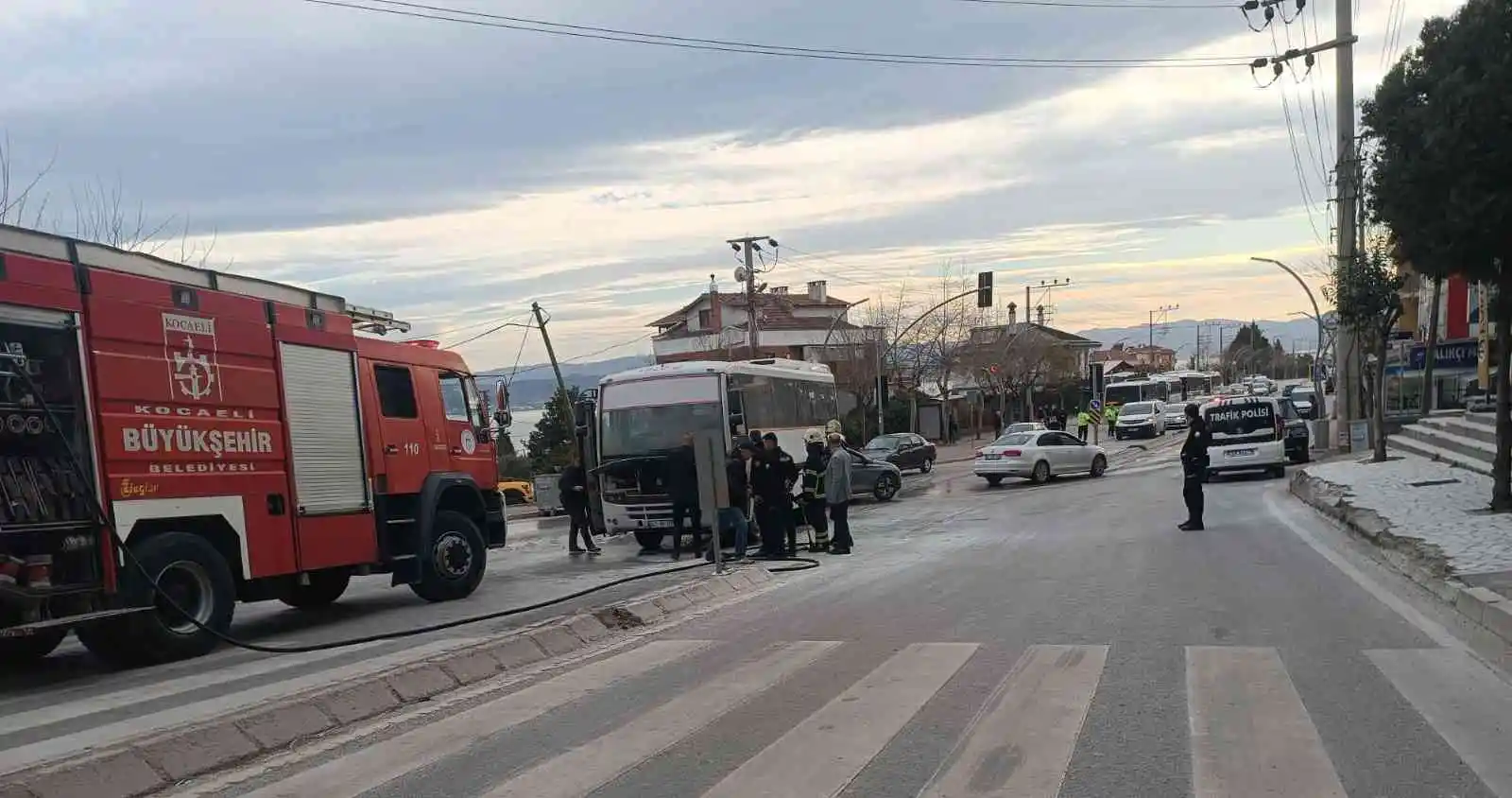 Seyir halindeki minibüsün altından alevler yükseldi