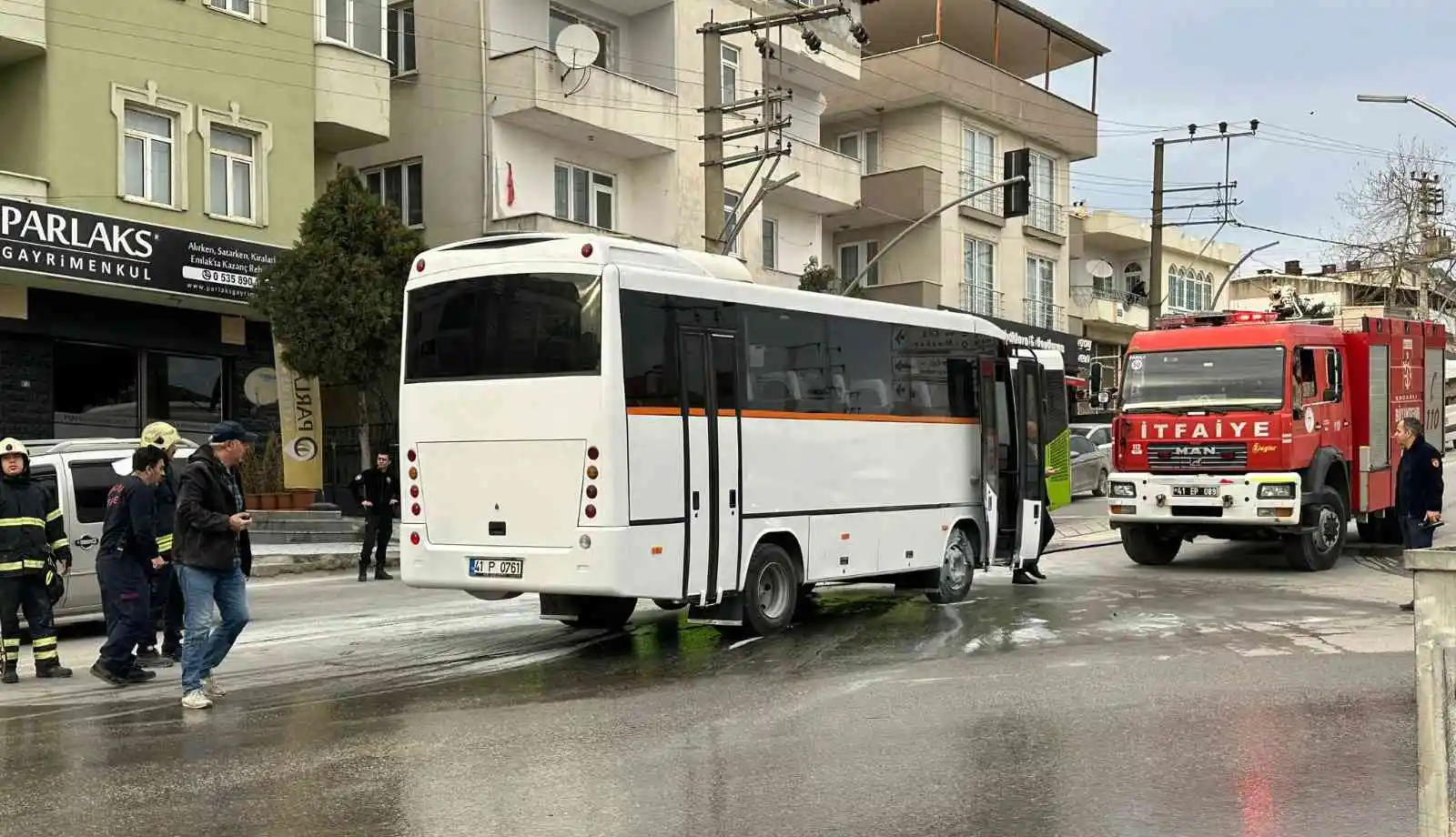 Seyir halindeki minibüsün altından alevler yükseldi