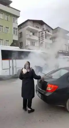 Seyir halindeki minibüsün altından alevler yükseldi