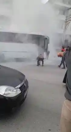 Seyir halindeki minibüsün altından alevler yükseldi