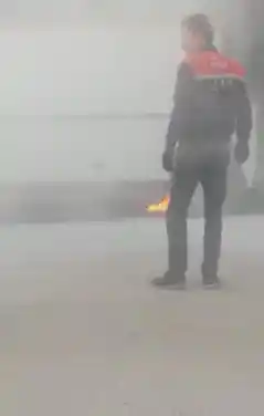 Seyir halindeki minibüsün altından alevler yükseldi