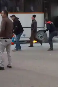 Seyir halindeki minibüsün altından alevler yükseldi