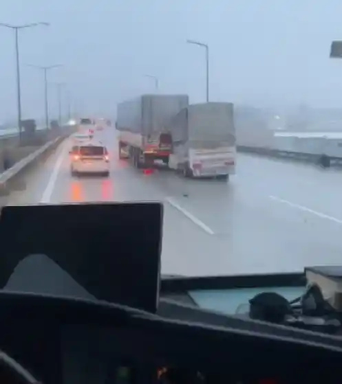 Seyir halindeki tıra arkadan çarpan kamyonetin sürücüsü hayatını kaybetti