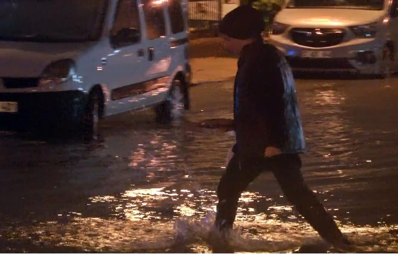 Şiddetli fırtına dünyaca ünlü şelaleyi ters akıttı, sağanak alt geçitlerde araçları mahsur bıraktı