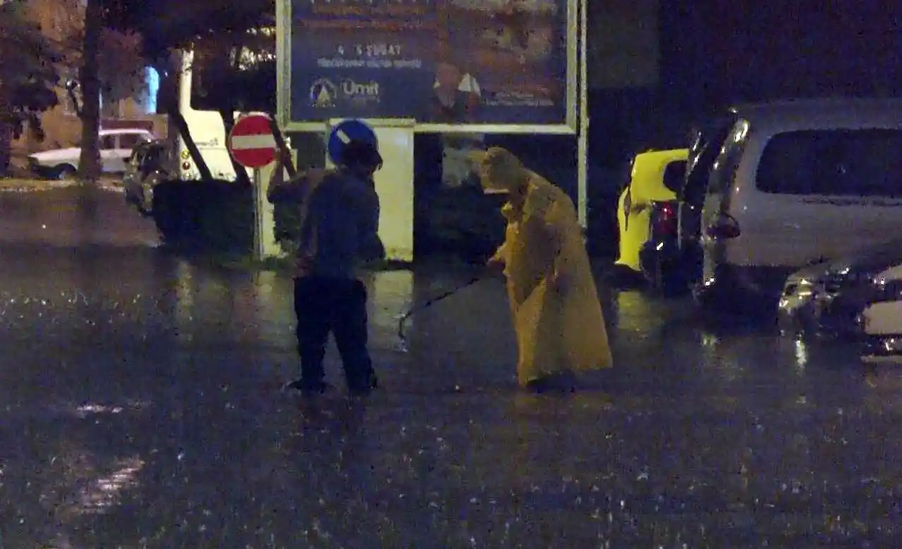 Şiddetli fırtına dünyaca ünlü şelaleyi ters akıttı, sağanak alt geçitlerde araçları mahsur bıraktı