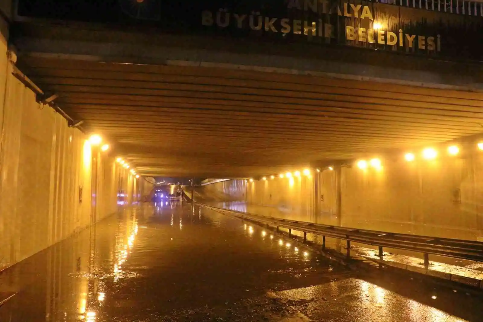 Şiddetli fırtına dünyaca ünlü şelaleyi ters akıttı, sağanak alt geçitlerde araçları mahsur bıraktı