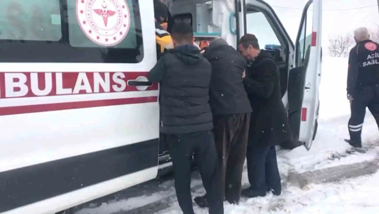 Siirt'te kar yolları kapattı, 70 yaşındaki hasta için ekipler seferber oldu
