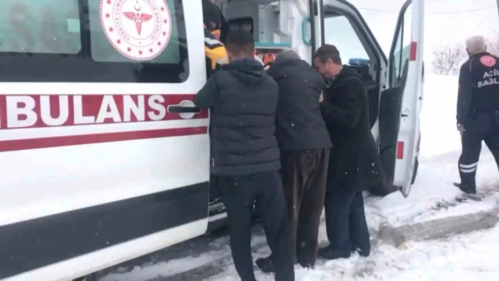 Siirt'te kar yolları kapattı, 70 yaşındaki hasta için ekipler seferber oldu