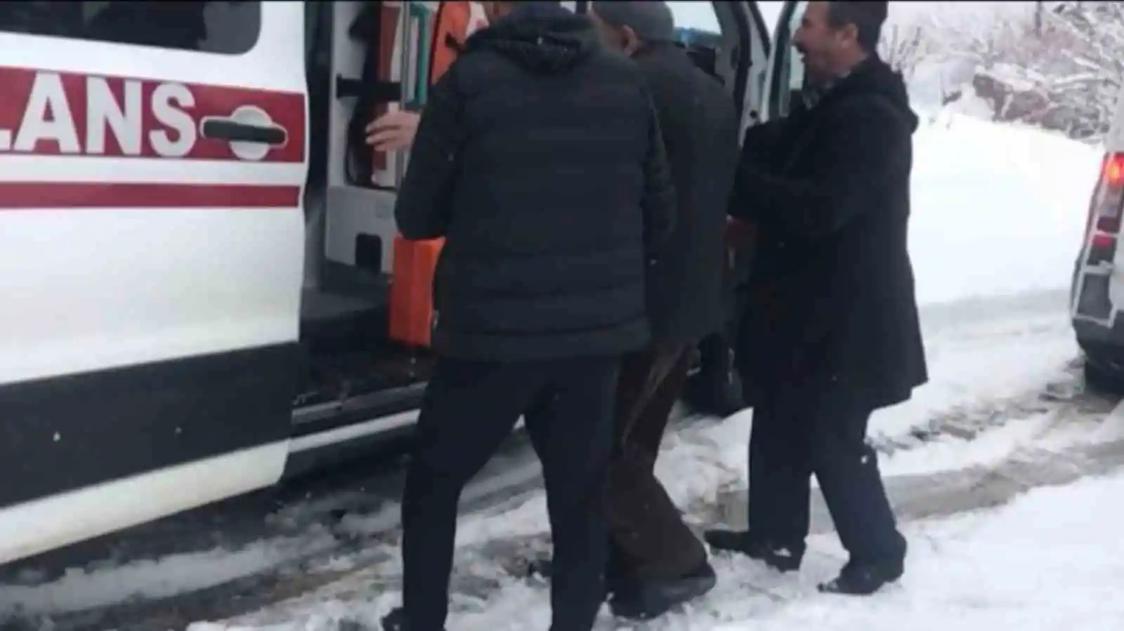 Siirt’te kar yolları kapattı, 70 yaşındaki hasta için ekipler seferber oldu