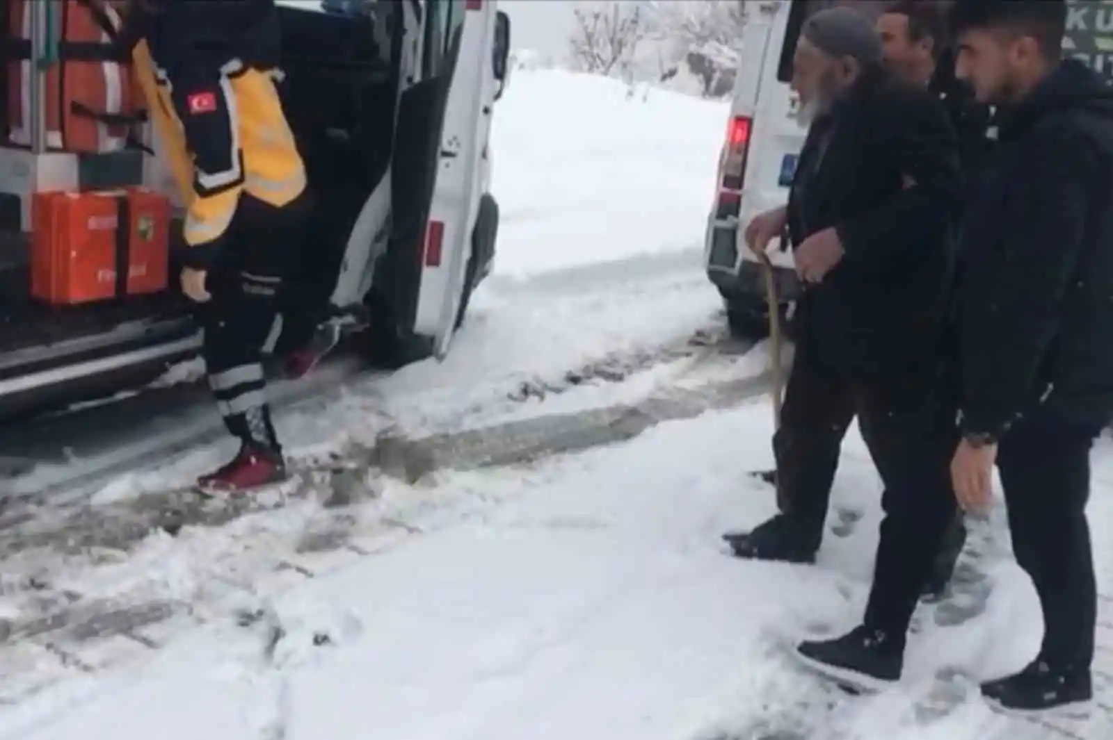 Siirt’te kar yolları kapattı, 70 yaşındaki hasta için ekipler seferber oldu
