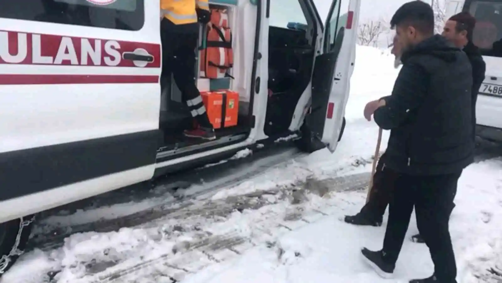 Siirt’te kar yolları kapattı, 70 yaşındaki hasta için ekipler seferber oldu