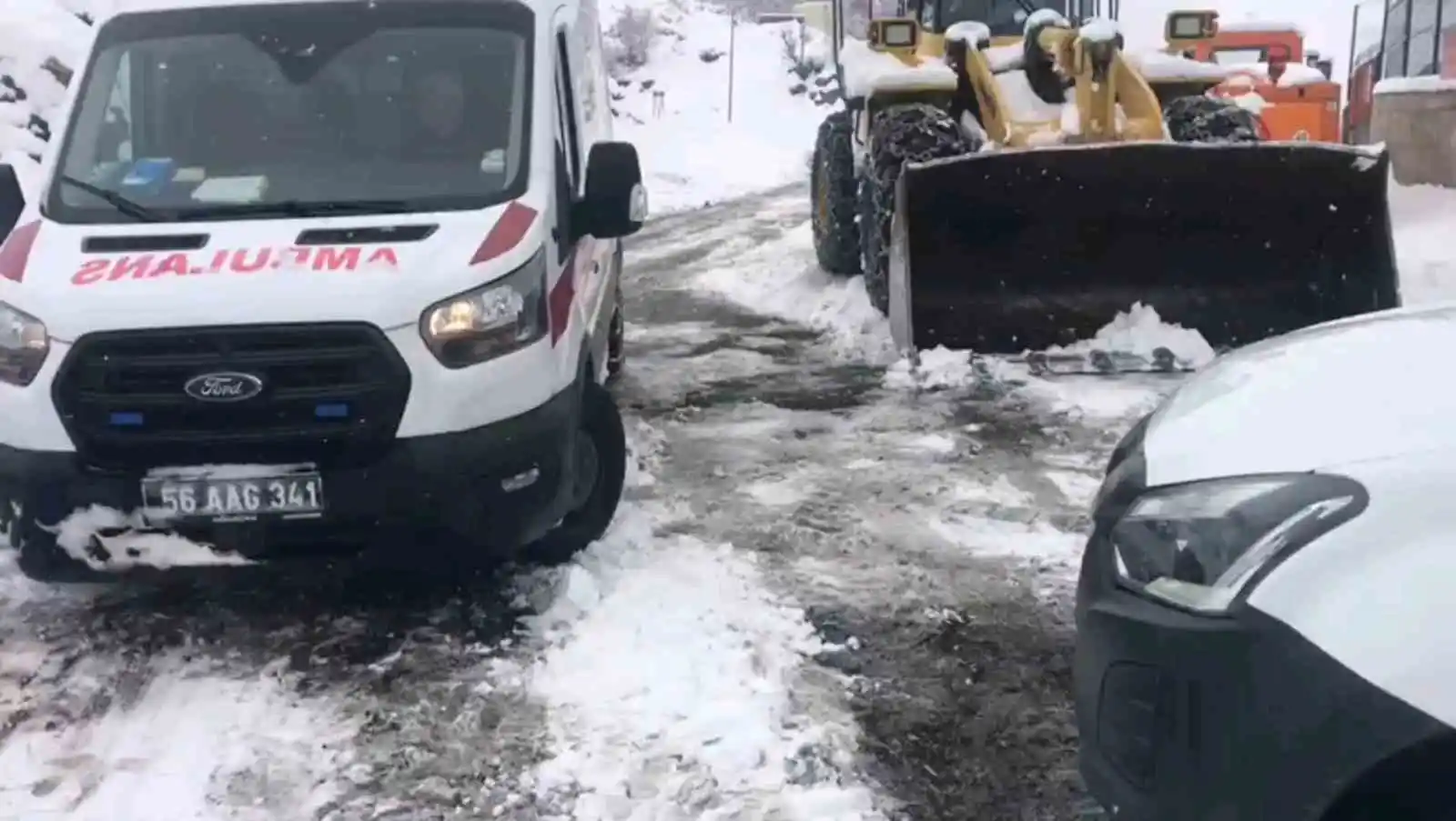 Siirt’te kar yolları kapattı, 70 yaşındaki hasta için ekipler seferber oldu
