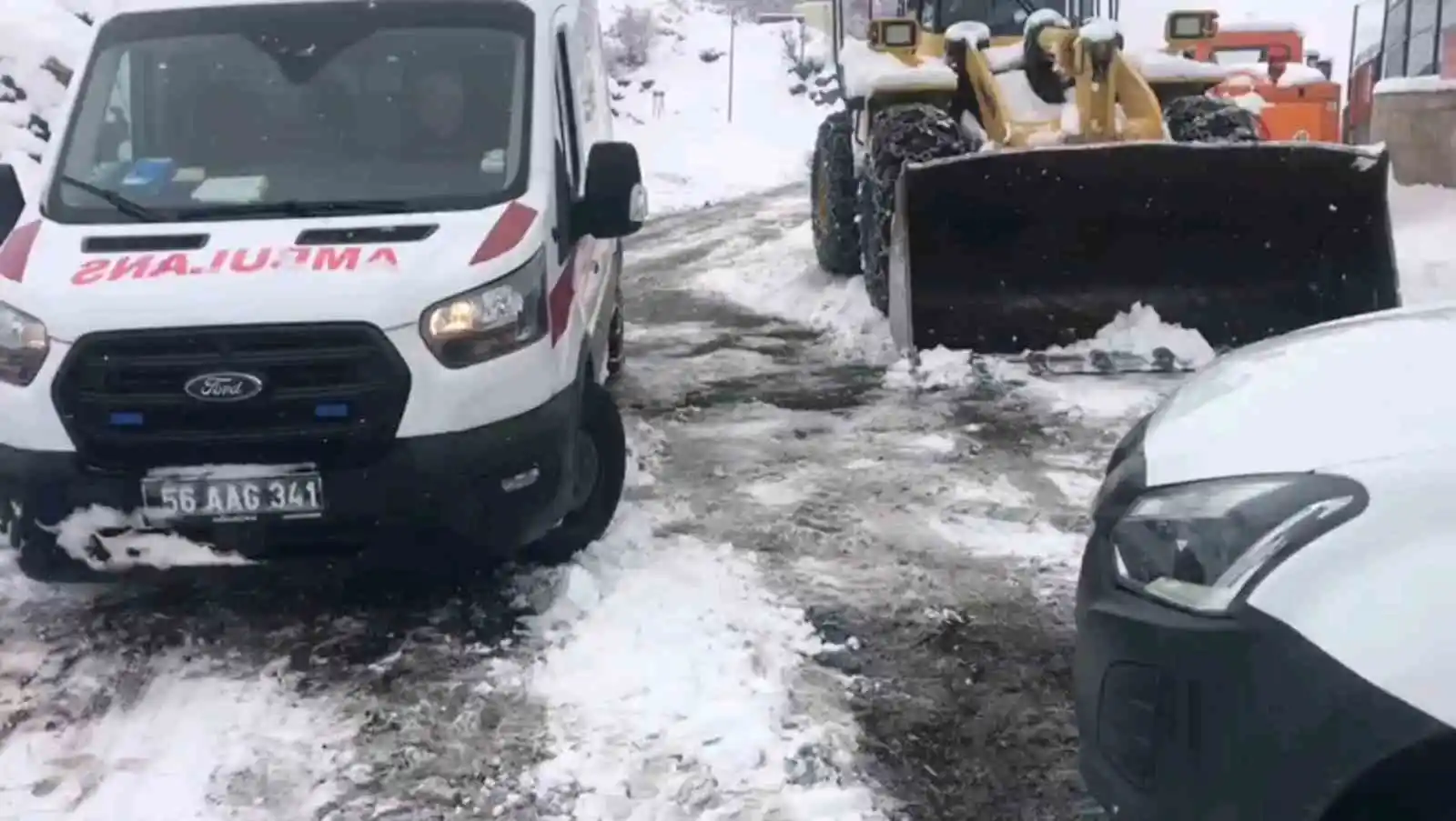 Siirt’te kar yolları kapattı, 70 yaşındaki hasta için ekipler seferber oldu