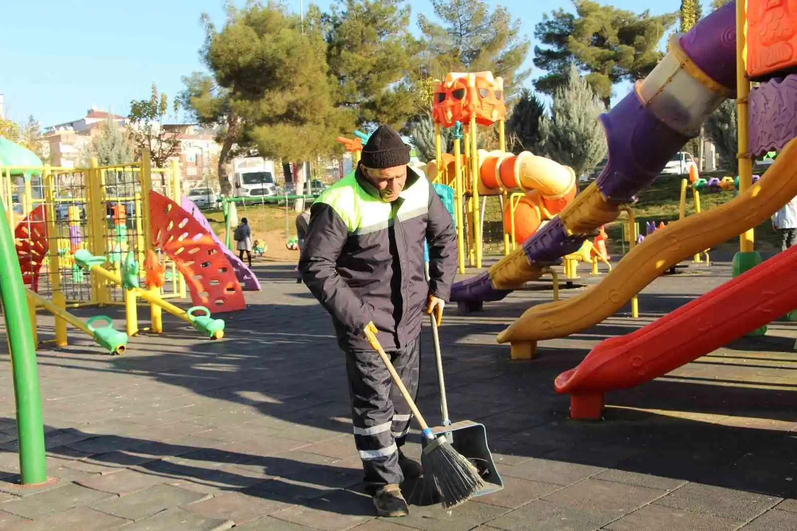 Siirt’te temizlik işçisinin hobisi şaşırttı: Şarkı söylemeden temizlik yapamıyor
