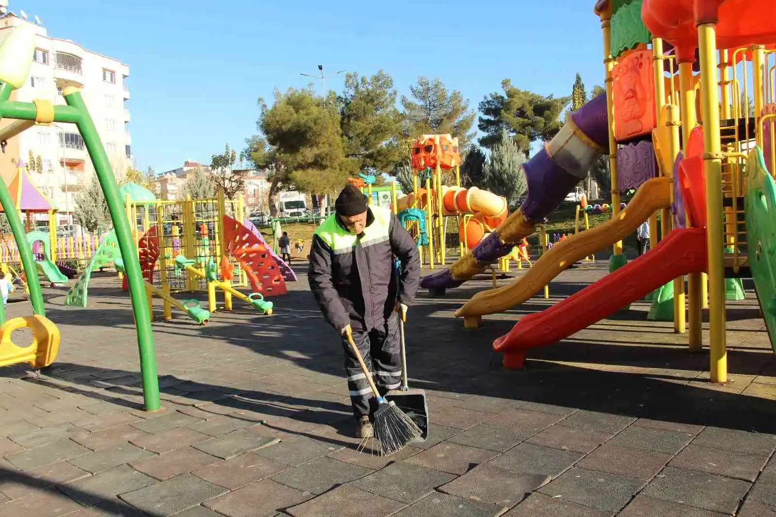 Siirt’te temizlik işçisinin hobisi şaşırttı: Şarkı söylemeden temizlik yapamıyor
