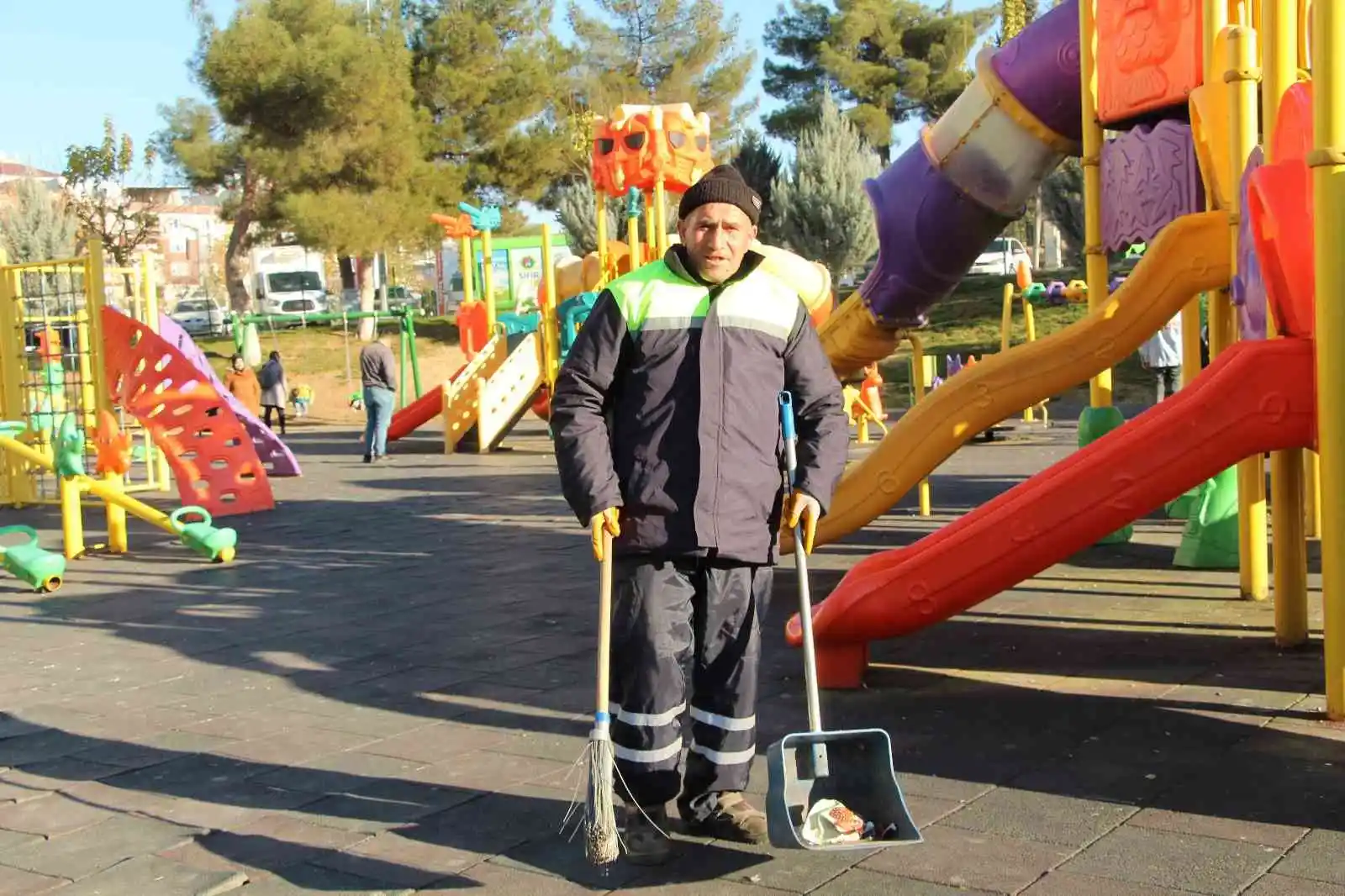 Siirt’te temizlik işçisinin hobisi şaşırttı: Şarkı söylemeden temizlik yapamıyor
