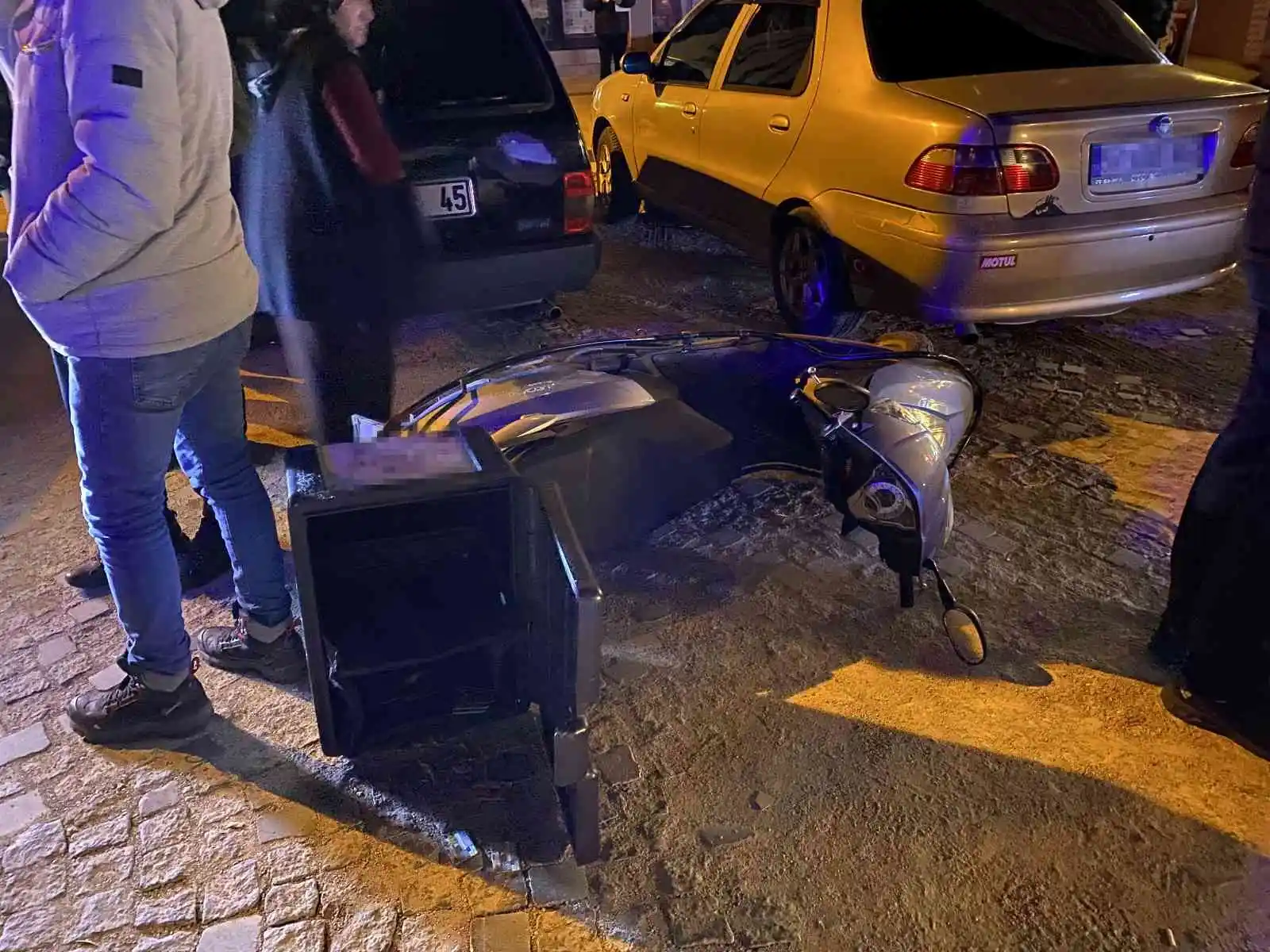 Sinop’ta otomobille çarpışan motokurye yaralandı