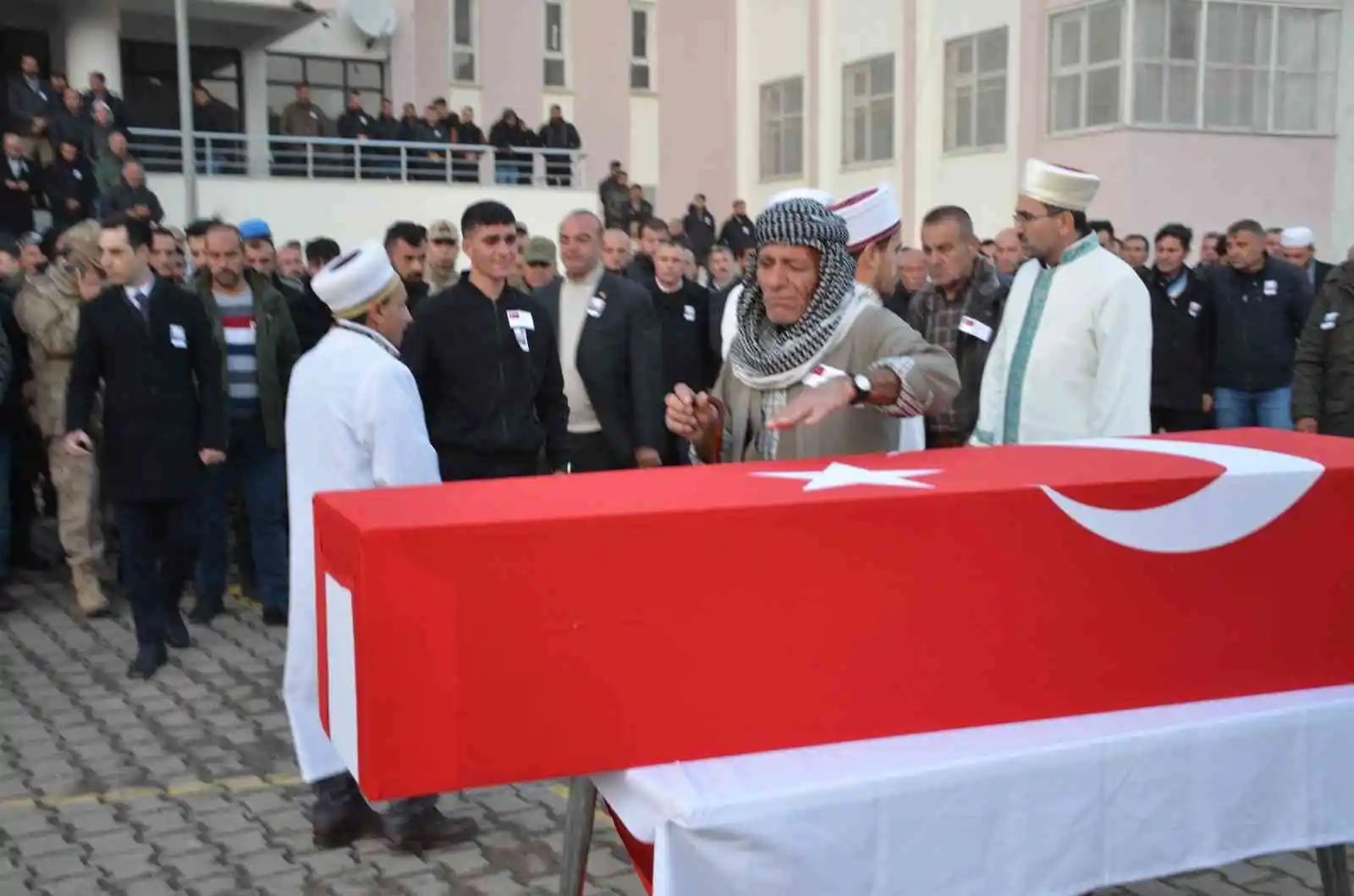 Şırnak’ta çatışmada şehit olan güvenlik korucusu son yolculuğuna uğurlandı
