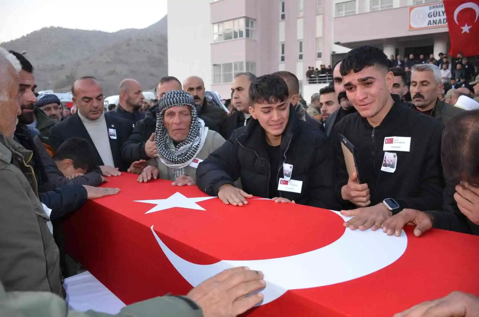 Şırnak’ta çatışmada şehit olan güvenlik korucusu son yolculuğuna uğurlandı
