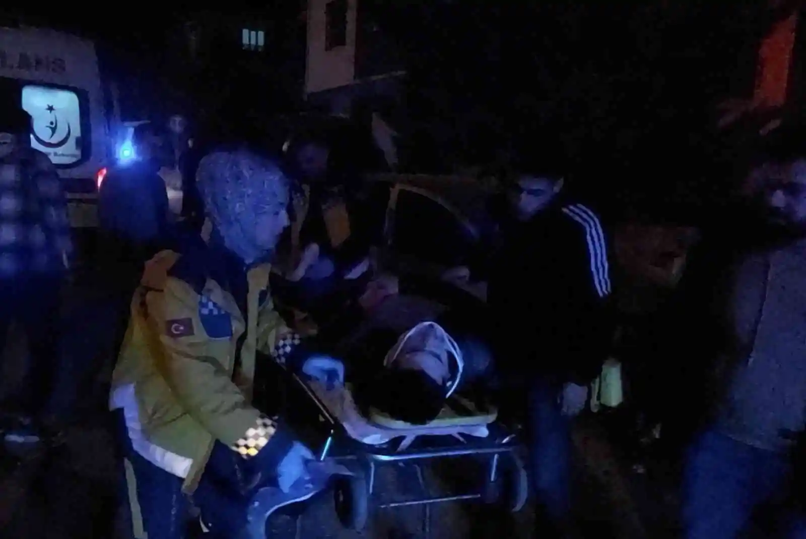 Site duvarına çarpan otomobil hurdaya döndü: 1’i ağır 2 yaralı