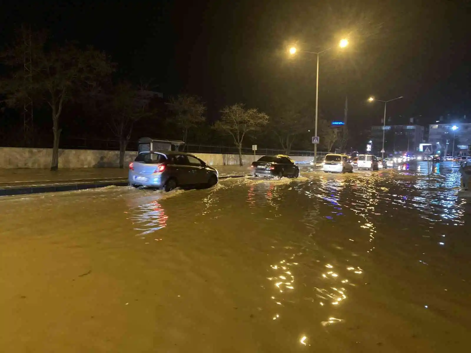 Sivas'ta patlayan su sorusu caddeyi göle çevirdi, araçlar suya gömüldü
