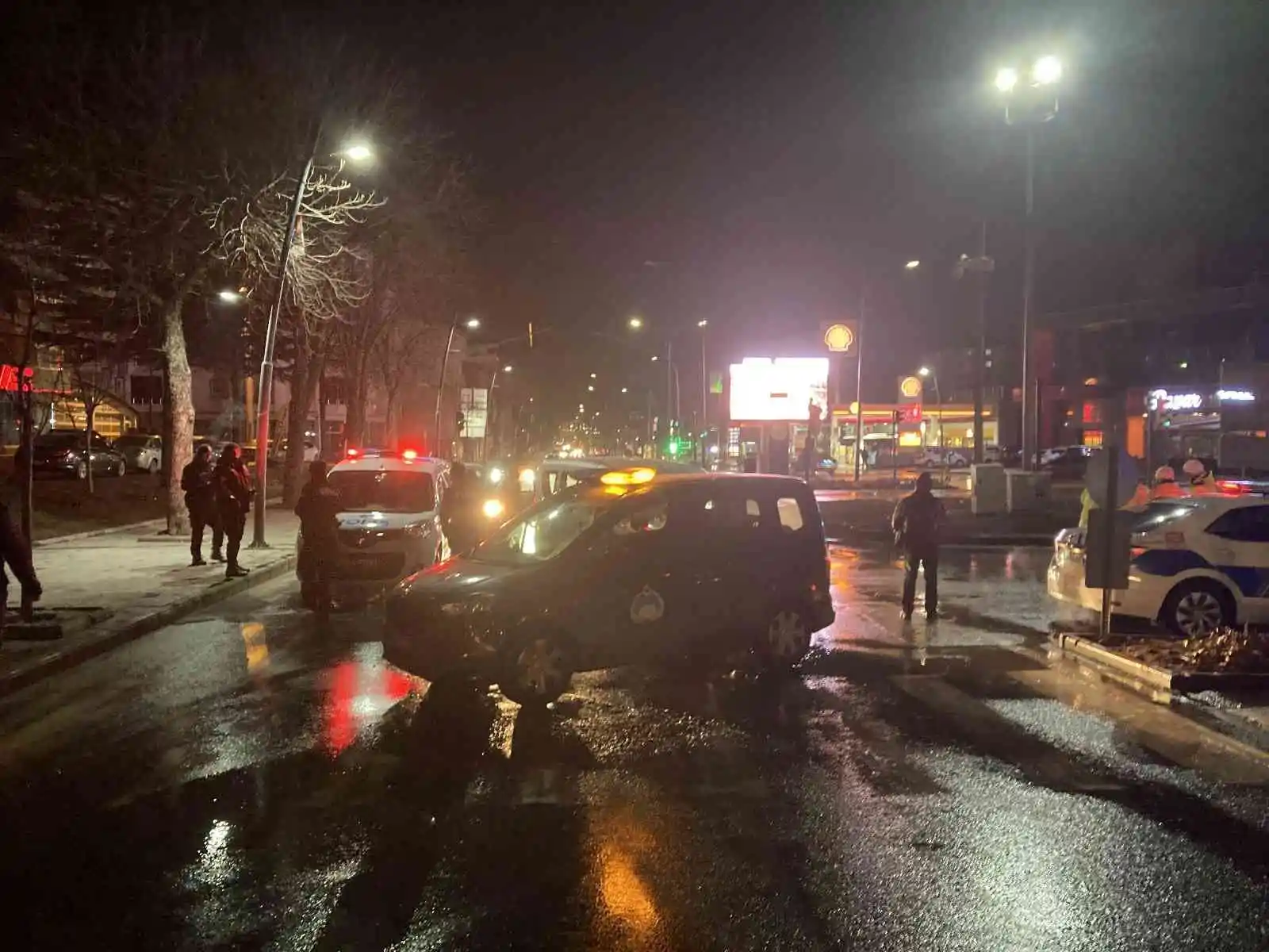 Sivas’ta patlayan su sorusu caddeyi göle çevirdi, araçlar suya gömüldü