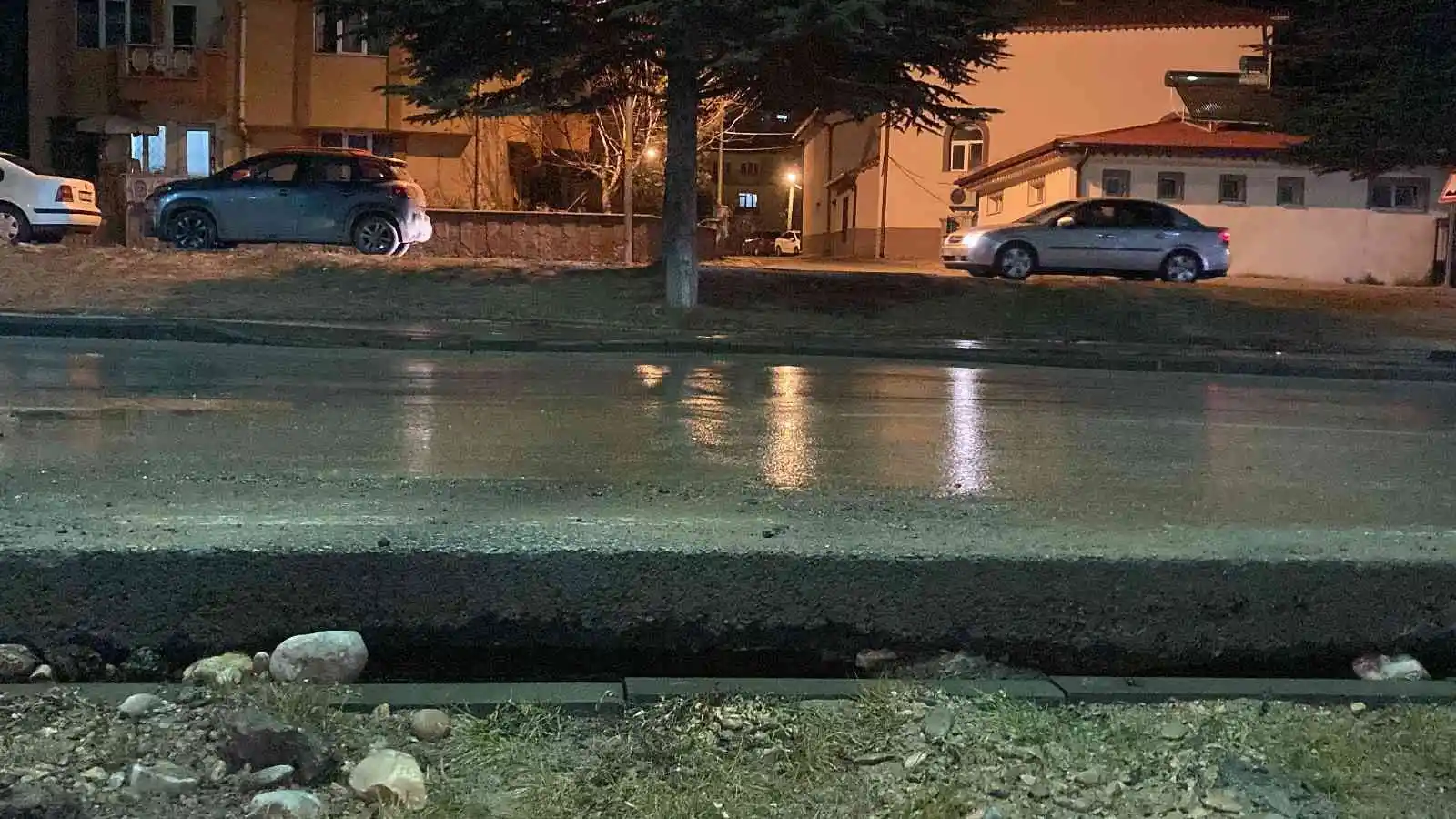 Sivas’ta patlayan su sorusu caddeyi göle çevirdi, araçlar suya gömüldü