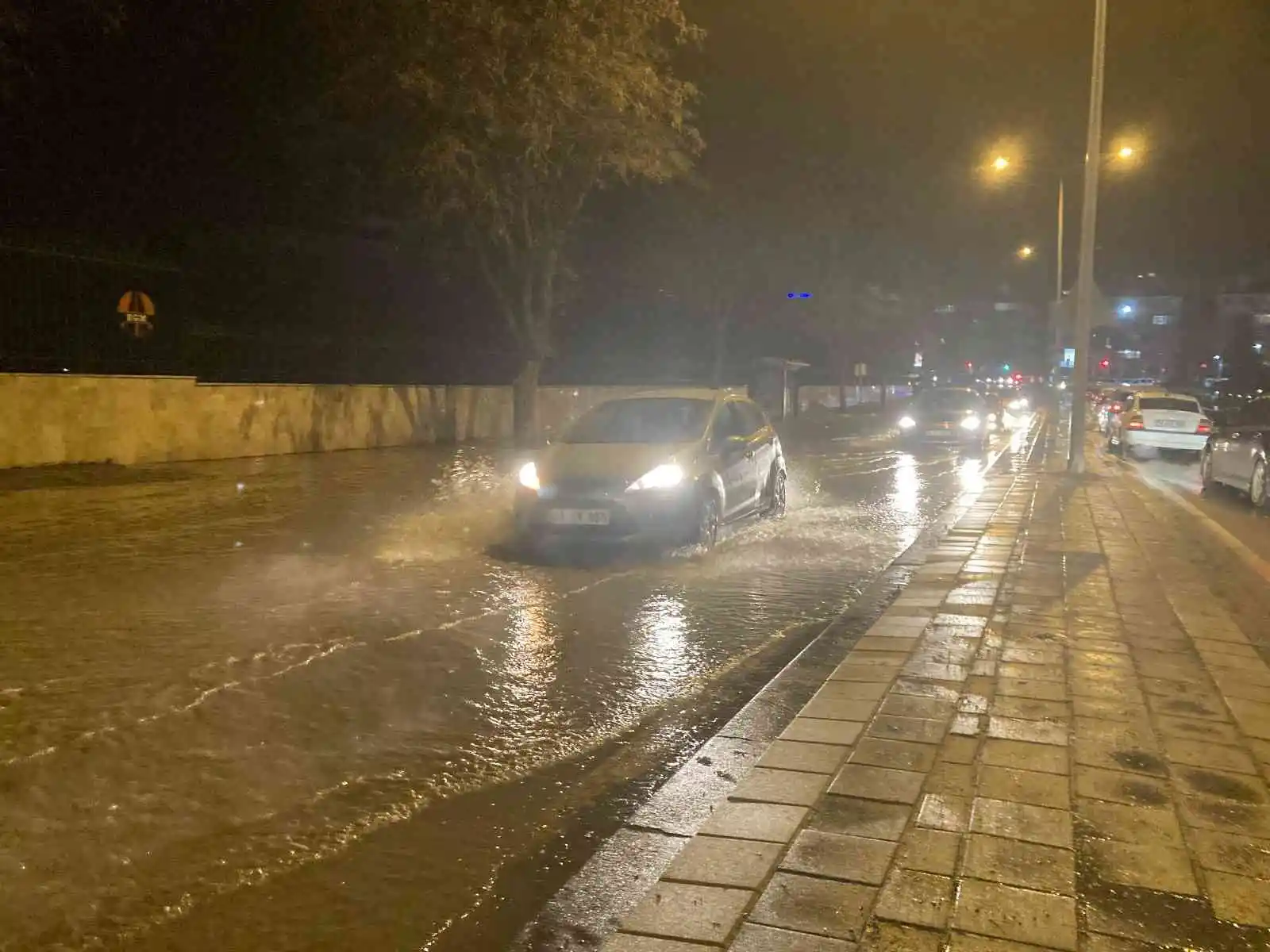 Sivas’ta patlayan su sorusu caddeyi göle çevirdi, araçlar suya gömüldü