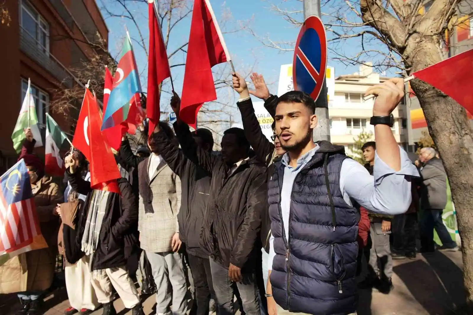 Sivil toplum kuruluşlarından İsveç Büyükelçiliği önünde protesto
