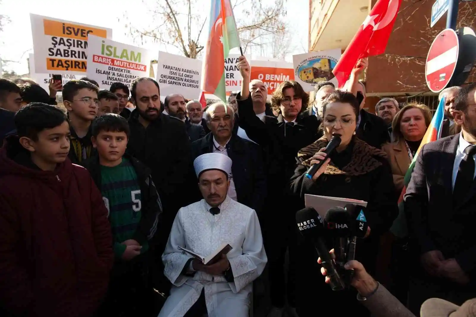 Sivil toplum kuruluşlarından İsveç Büyükelçiliği önünde protesto
