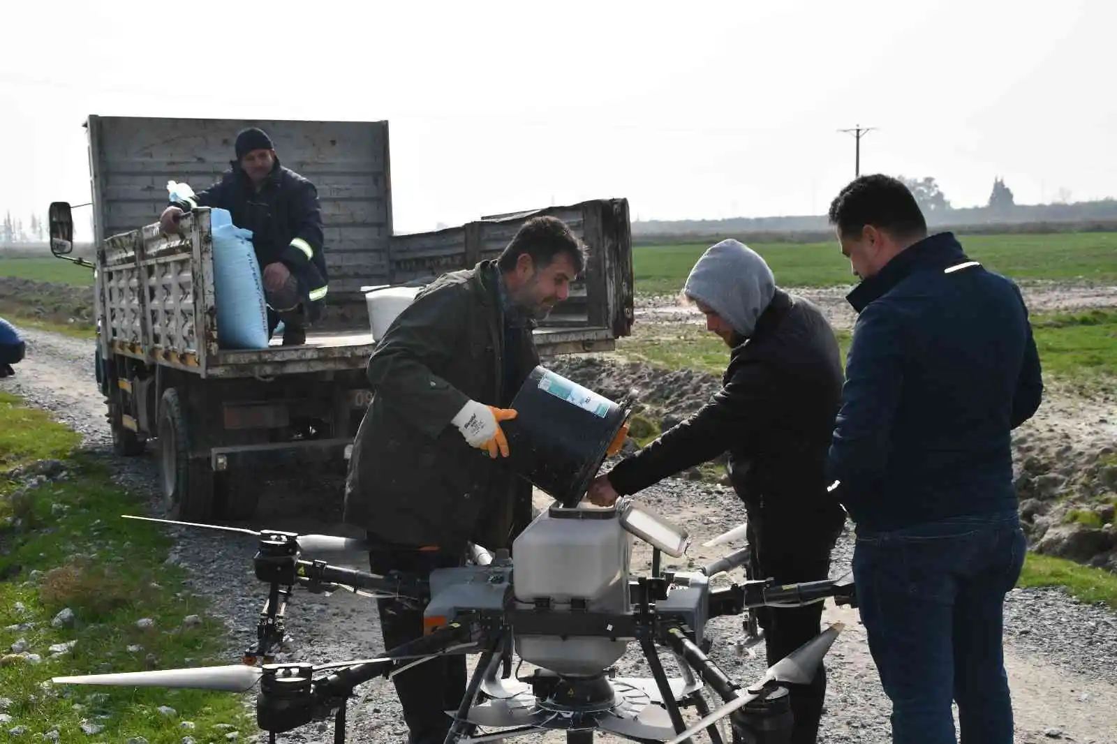 Söke Belediyesinin buğday arazisi dron ile gübrelendi