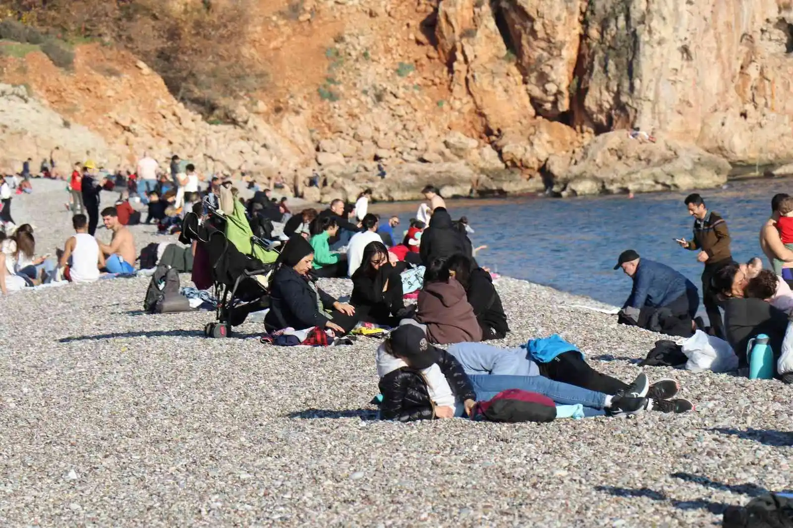 Son yılların en sıcak Ocak ayında vatandaşlar Konyaaltı sahiline akın etti