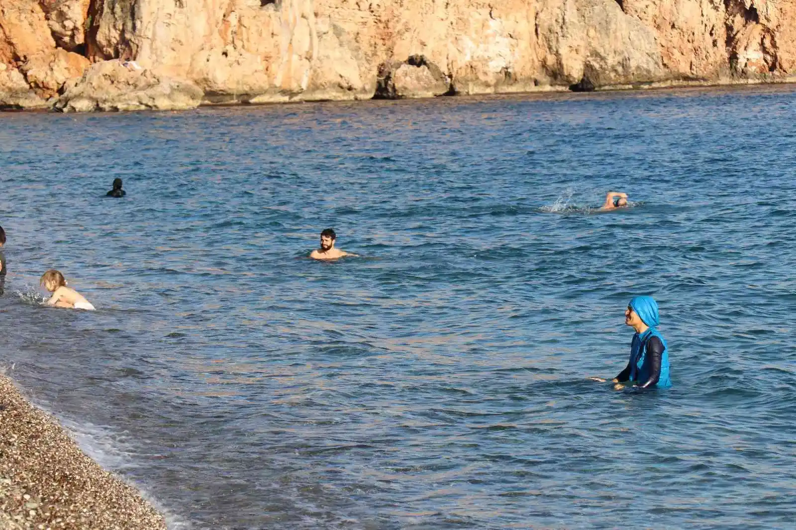 Son yılların en sıcak Ocak ayında vatandaşlar Konyaaltı sahiline akın etti