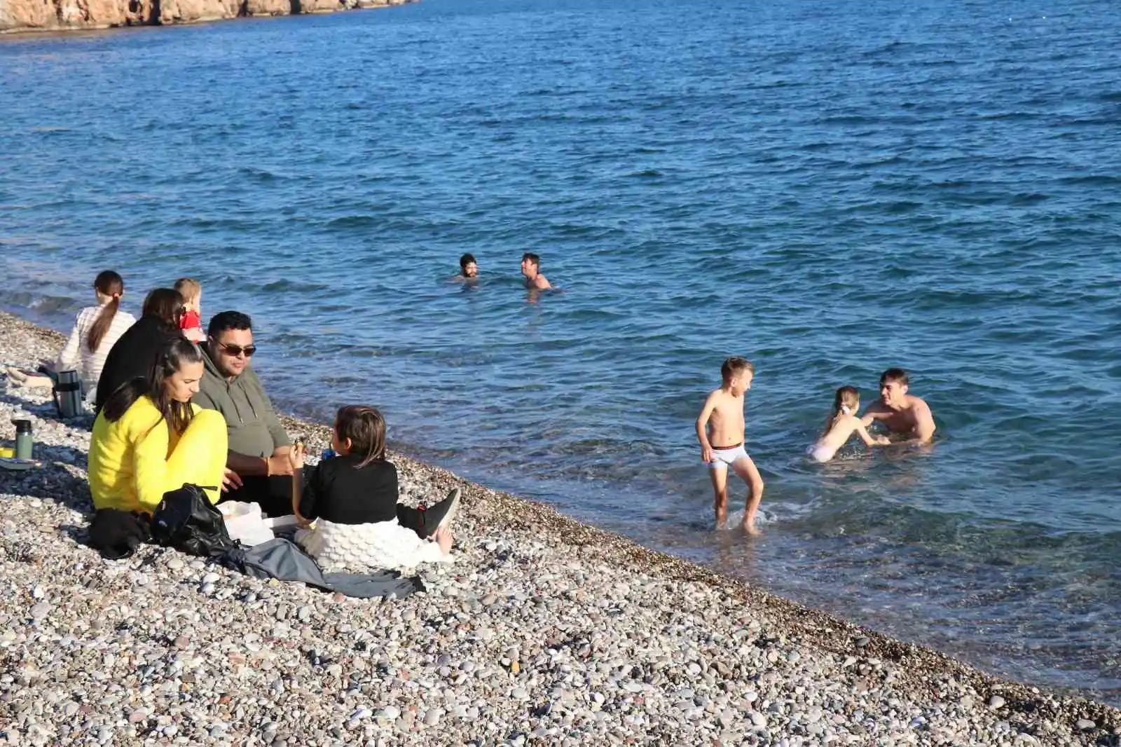 Son yılların en sıcak Ocak ayında vatandaşlar Konyaaltı sahiline akın etti
