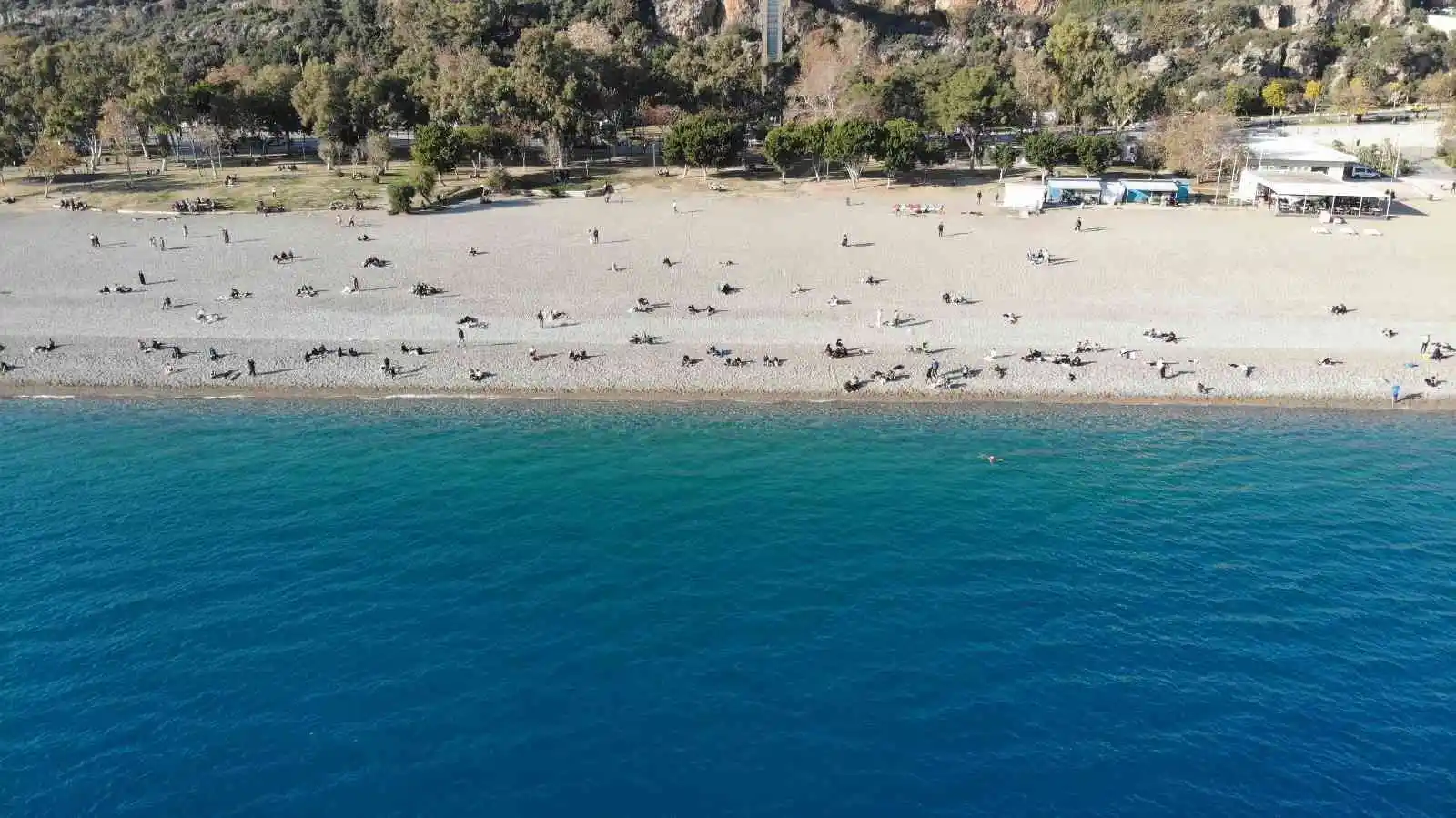 Son yılların en sıcak Ocak ayında vatandaşlar Konyaaltı sahiline akın etti