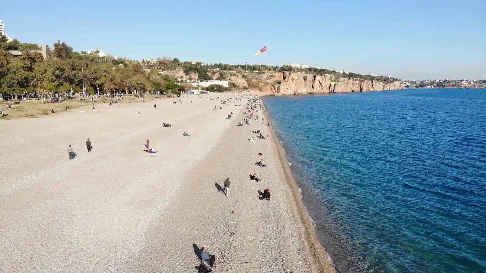 Son yılların en sıcak Ocak ayında vatandaşlar Konyaaltı sahiline akın etti