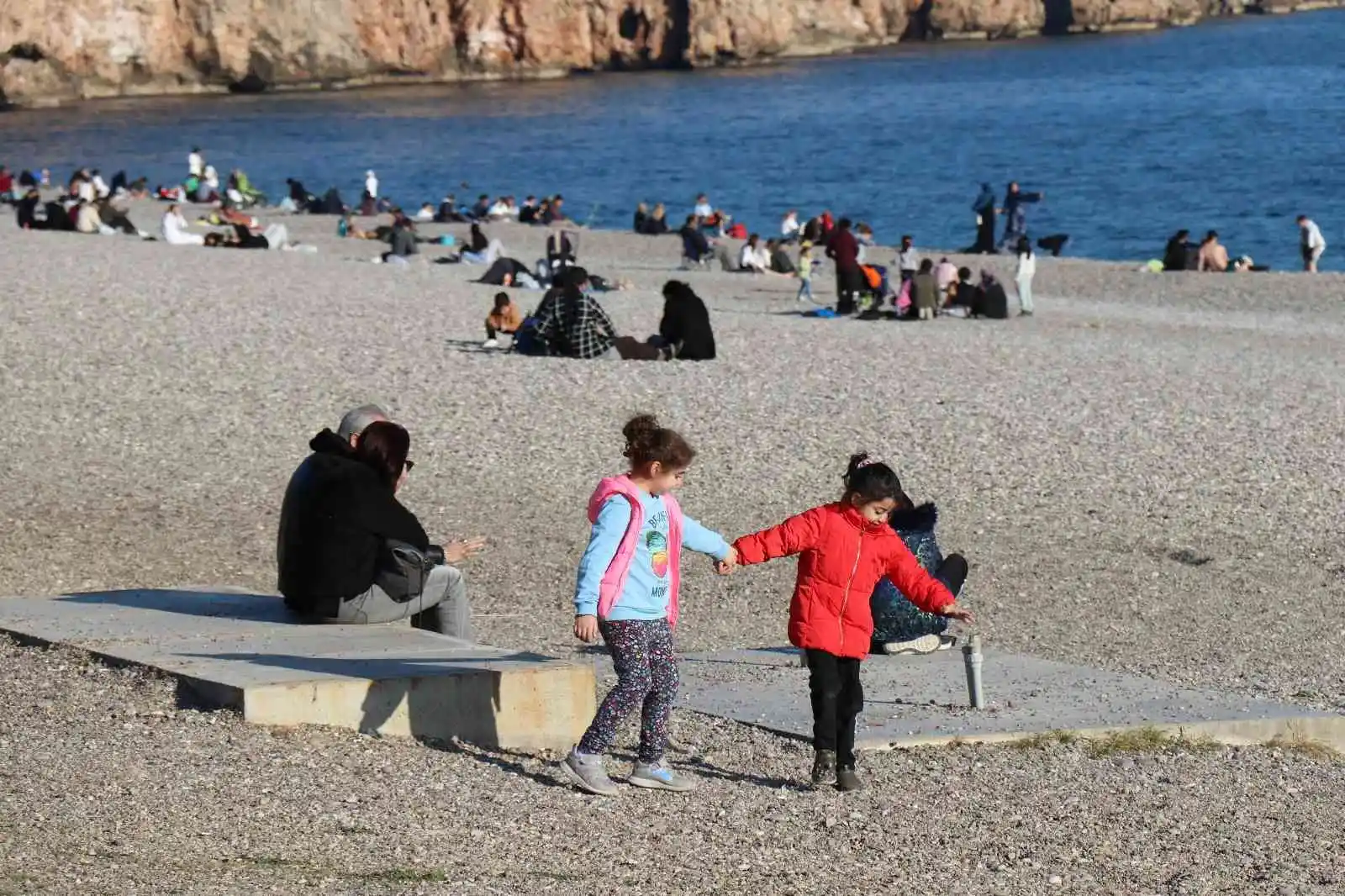 Son yılların en sıcak Ocak ayında vatandaşlar Konyaaltı sahiline akın etti