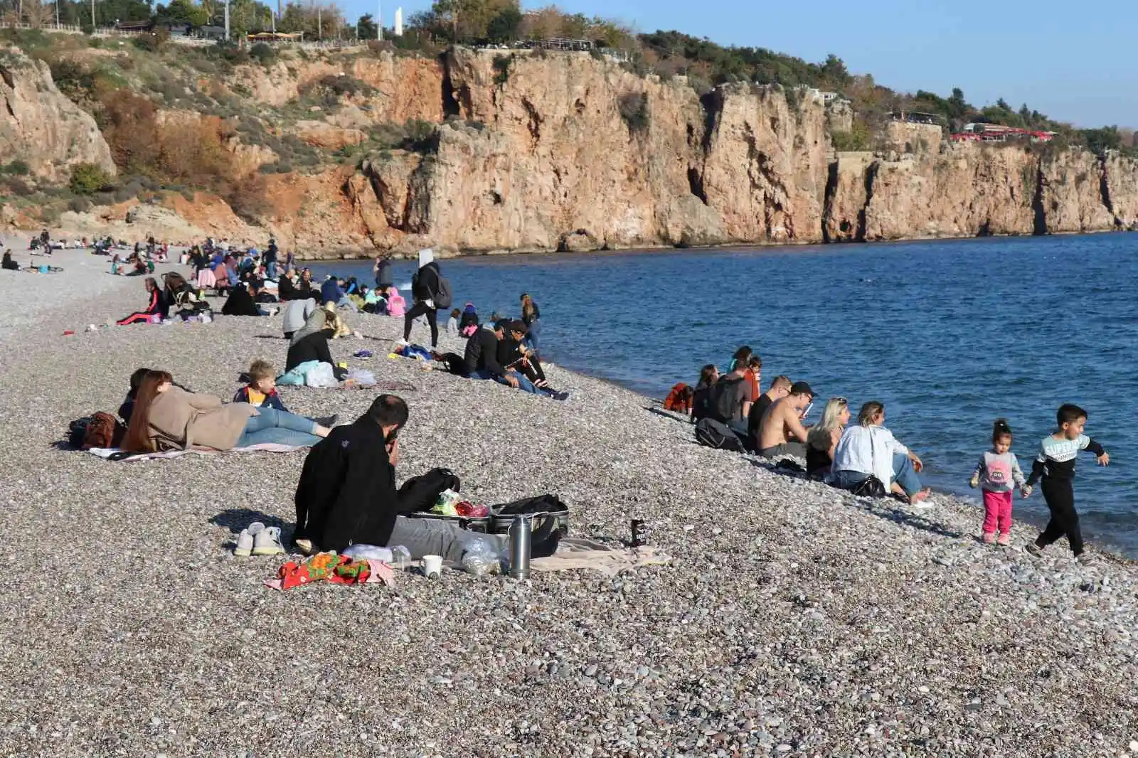 Son yılların en sıcak Ocak ayında vatandaşlar Konyaaltı sahiline akın etti